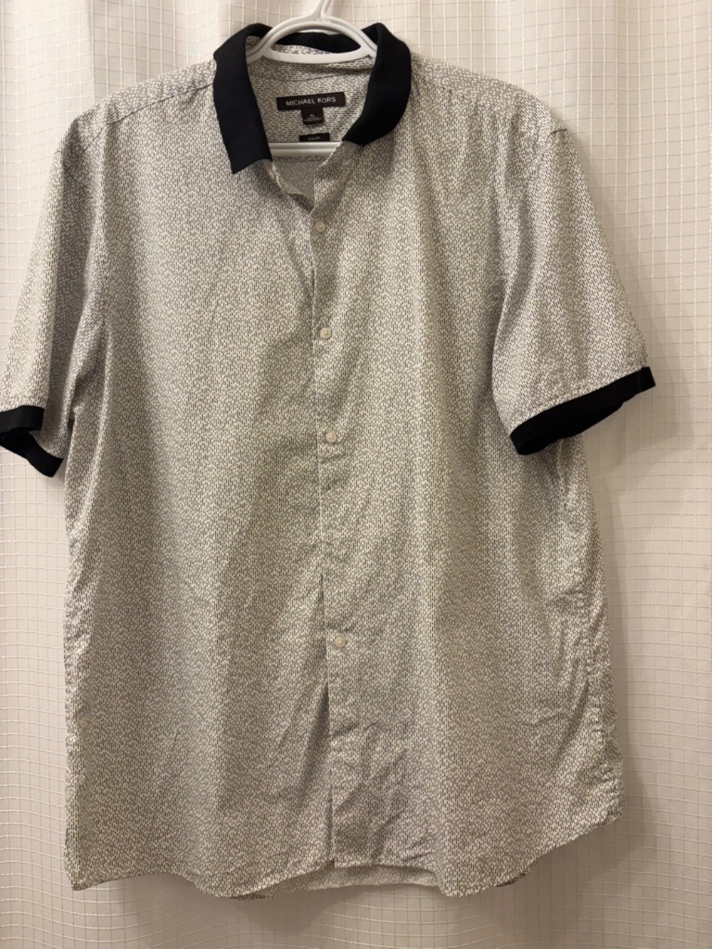 Michael Kors Short-Sleeve Button-Down Shirt in Light Gray with Black Trim